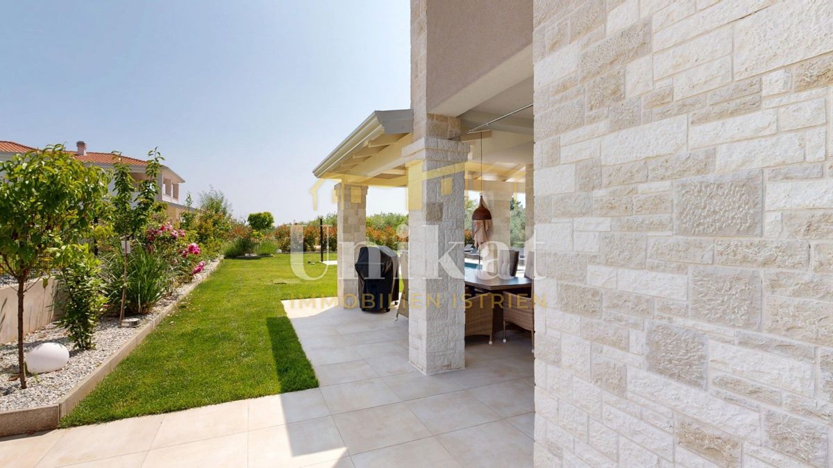 Hiša blizu Vižinade - vrt, bazen, 4 spalnice